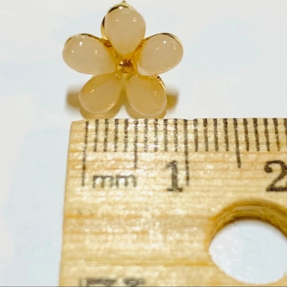 🌼🌼 NEW DAISY Flower Stud Earrings